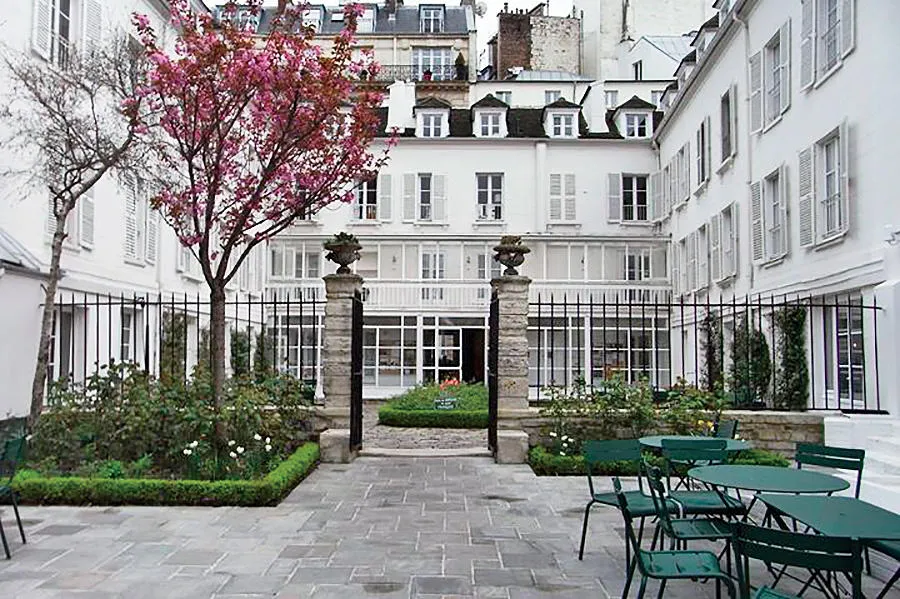 image of facade of Reid Hall in Paris